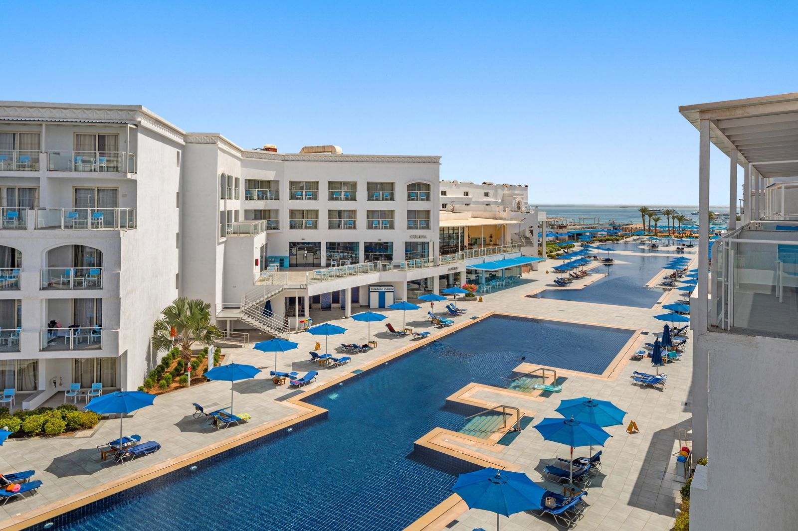 Luxe hotel en zwembad met zeezicht